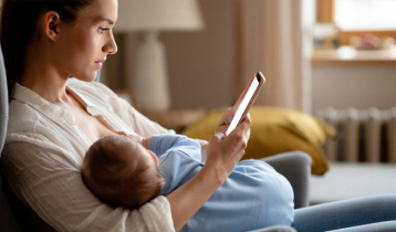 স্তন্যপান করানোর সময় মোবাইল ব্যবহারে শিশুর তিন ক্ষতি