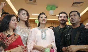 হঠাৎ পুলিশ প্লাজায় বুবলী, সঙ্গে গৌতম-বারিশ