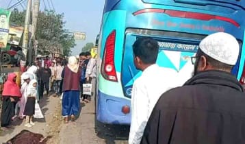 বাস থেকে নামার সময় নারী ও শিশুকে পিষে দিয়ে গেল আরেক বাস