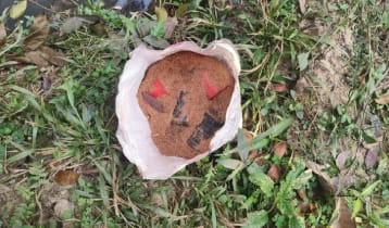 আম বাগানে পড়ে ছিল ৫ ককটেল