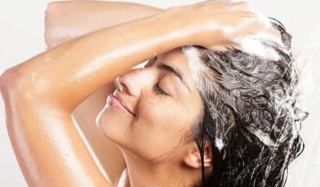 গরম পানি কী চুলের জন্য সত্যিই খারাপ?