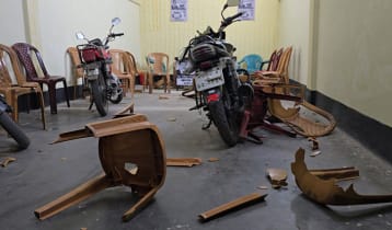 ঝিনাইদহে স্বতন্ত্র প্রার্থীর দুই নির্বাচনি কার্যালয়ে ভাঙচুর, ককটেল উদ্ধার