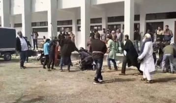 নাটোর আদালত চত্বরে বাদী ও আসামি পক্ষের সংঘর্ষ