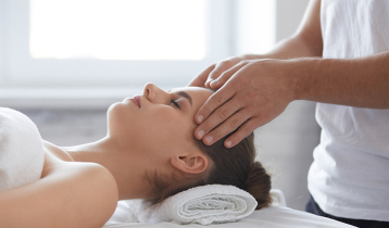 শরীরকে ডিটক্স করতে  ‘লিম্ফ্যাটিক ড্রেনেজ ম্যাসাজ’ নিতে পারেন