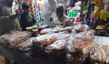শবে বরাতে পুরান ঢাকায় হালুয়া-রুটির পসরা শবে বরাতে পুরান ঢাকায় হালুয়া-রুটির পসরা