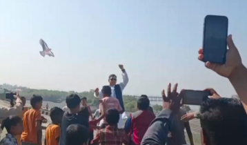 শিশু-কিশোরদের সঙ্গে ঘুড়ি উড়ালেন সালাহউদ্দিন আহমদ