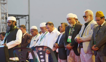 সমাবেশ মঞ্চে নেতাকর্মীদের নিয়ে তারেক রহমানের নামাজ আদায়