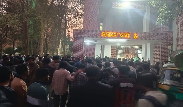 শাকসুর দাবিতে আন্দোলন, অবরুদ্ধ ভিসি-প্রো-ভিসিসহ কর্মকর্তারা