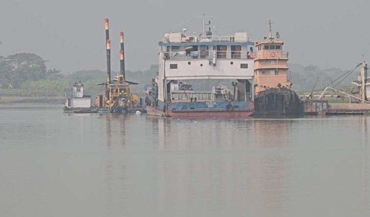শরীয়তপুর-চাঁদপুর নৌপথে ফেরি বিকল, আটকা শত শত যান
