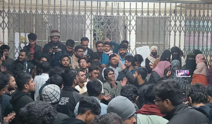 ইসির সিদ্ধান্তে অনিশ্চয়তায় শাকসু, রাতে শিক্ষার্থীদের বিক্ষোভ