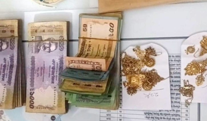 খড়ের গাদায় মিললো ব্যাগভর্তি টাকা ও স্বর্ণালংকার