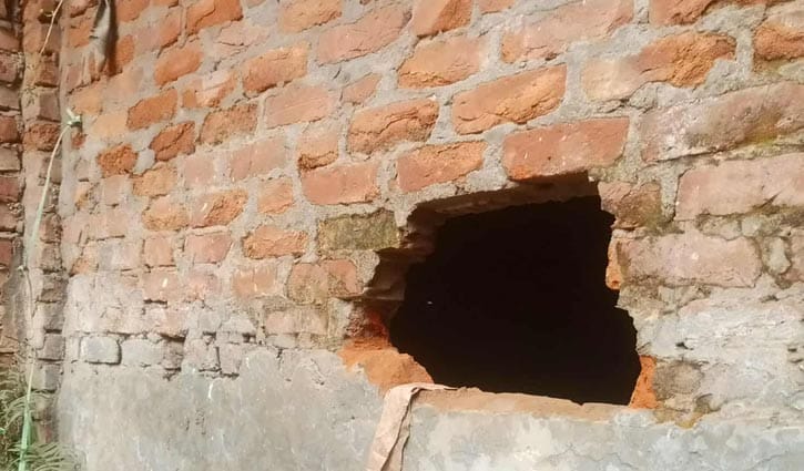 ফুলগাজীতে একরাতে ২ দোকানে চুরি