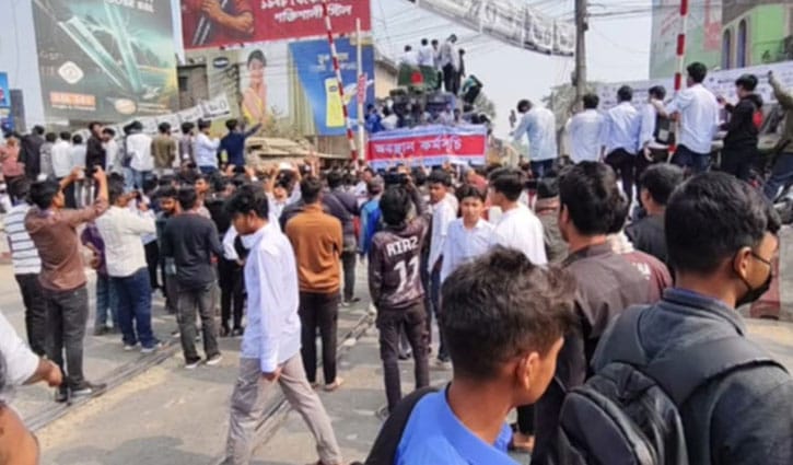 দশম গ্রেড ইস্যুতে কুষ্টিয়ায় পলিটেকনিক শিক্ষার্থীদের বিক্ষোভ