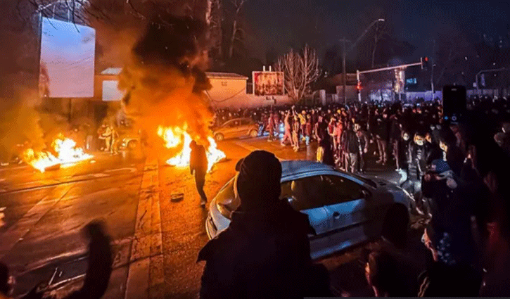 বিক্ষোভের আগুনে জ্বলছে ইরান