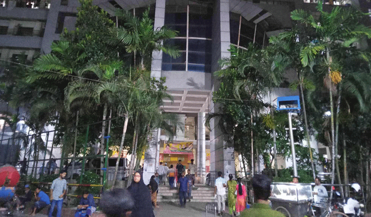 ঢামেকে রোগীর মৃত্যুকে কেন্দ্র করে চিকিৎসককে মারধর