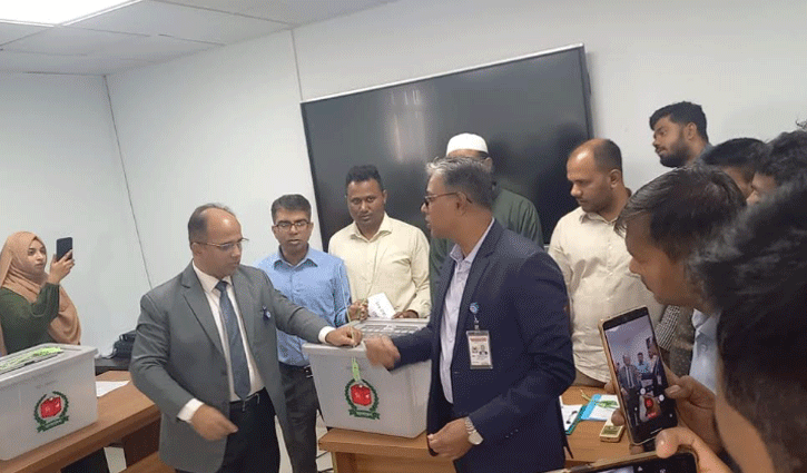 পোস্টাল ব্যালট গ্রহণে প্রস্তুত রিটার্নিং কর্মকর্তার কার্যালয়