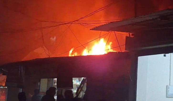 আশুলিয়ায় বসতবাড়িতে আগুন, চার কক্ষ পুড়ে ছাই