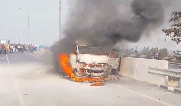 চলন্ত অ্যাম্বুলেন্সে আগুন, অল্পের জন্য প্রাণ বাঁচল ৪ জনের