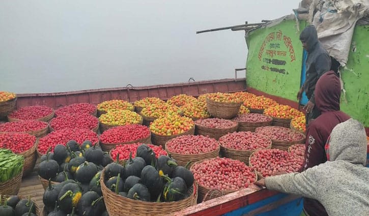 শীতলক্ষ্যায় নৌকার মেলায় শাক-সবজির উৎসব