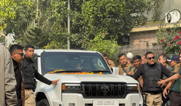 তারেক রহমানের গাড়িতে ‘রহস্যময়’ কাগজ সেঁটে উধাও বাইকার