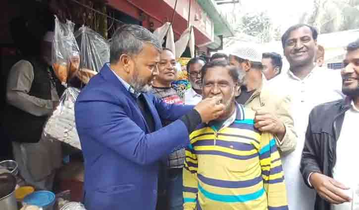 বিএনপি থেকে বহিষ্কার, খুশিতে মিষ্টি বিতরণ