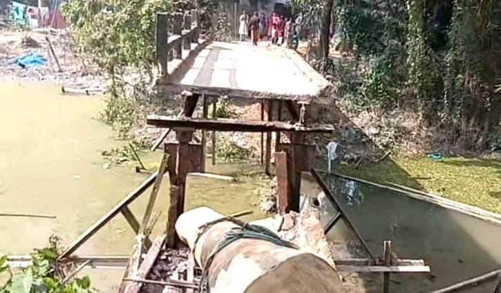 আয়রন ব্রিজ ভেঙে গাছবোঝাই ঠেলাগাড়ি খালে, দুর্ভোগ