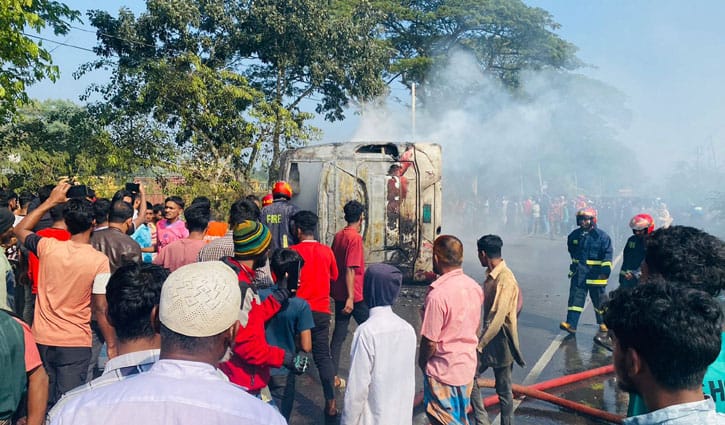 যাত্রীদের সঙ্গে ঝগড়া: গতি বাড়ানো বাসের ধাক্কায় অটো গিয়ে পড়ে বাইকের ওপর, আগুনে শেষ চার প্রাণ