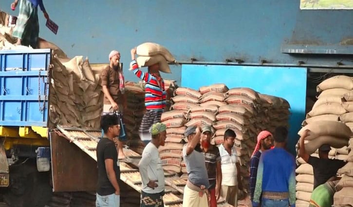 কুষ্টিয়ায় চালের দাম কেজিতে বেড়েছে ২-৩ টাকা