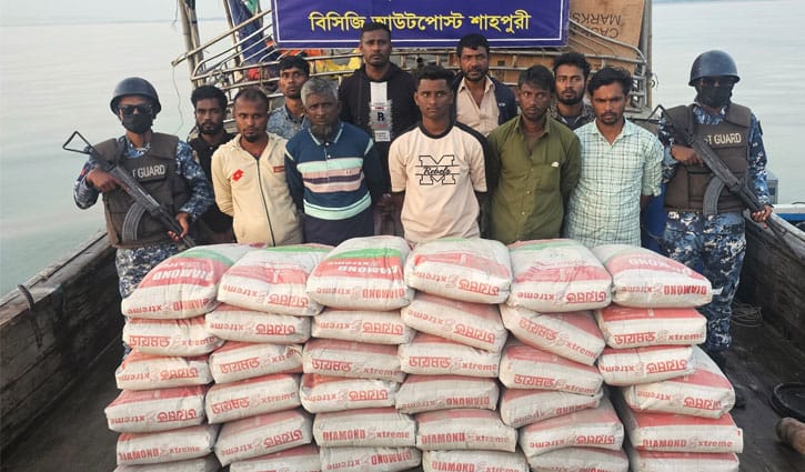 সেন্টমার্টিনে সিমেন্ট পাচারকালে আটক ১০