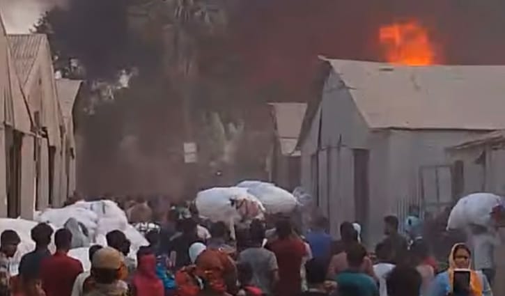 গাজীপুরে ঝুটের গুদামে আগুন, নিয়ন্ত্রণে ৫ ইউনিট 