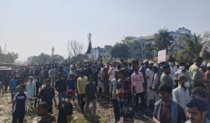 গাজীপুরে রেলপথ ও আঞ্চলিক সড়ক অবরোধ, যান চলাচল বন্ধ