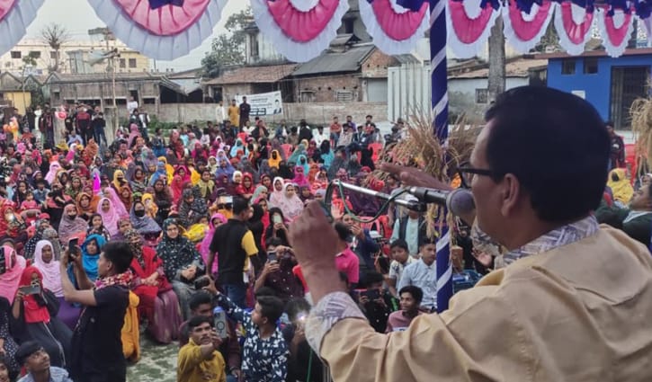 শাড়ি, কম্বল, থ্রি পিস ও লুঙ্গি দিয়ে ভোট কেনার চেষ্টা করছে অনেকে