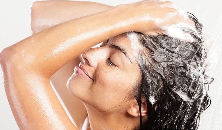 গরম পানি কী চুলের জন্য সত্যিই খারাপ?