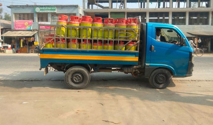 নীলফামারীতে এলপিজি সিলিন্ডার সংকট, অতিরিক্ত দামে বিক্রি