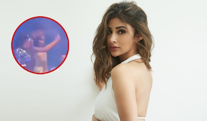 ভরা মঞ্চে কেন ‘মিডল ফিঙ্গার’ দেখালেন অভিনেত্রী?