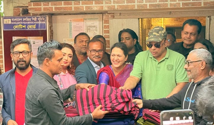 নায়িকা মুক্তির শীতবস্ত্র বিতরণ