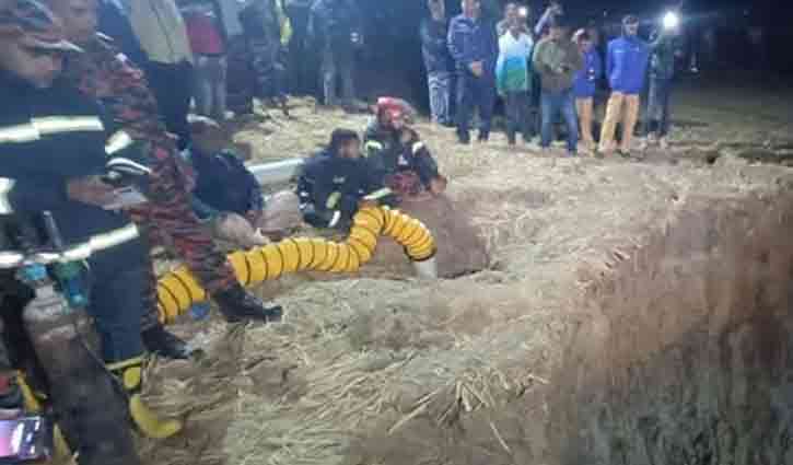 রাউজানে নলকূপের গর্তে পড়া শিশু মিসবাহ মারা গেছে