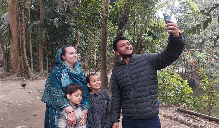 ‘বাং‌লাদেশ শুধু আমার স্বামীর দেশ নয়, আমারও দেশ’ লক্ষ্মীপুরে বিদেশিনী