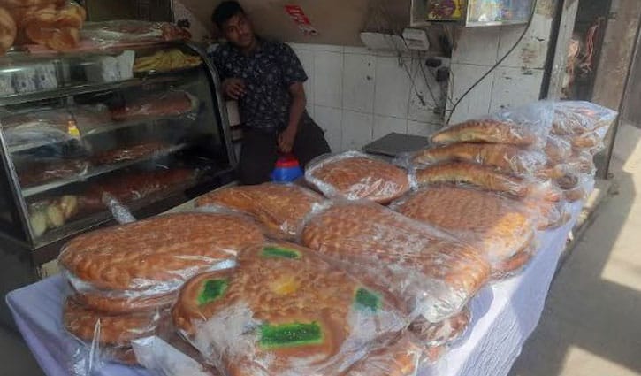 শবে বরাতে পুরান ঢাকায় বাহারি হালুয়া-রুটির পসরা