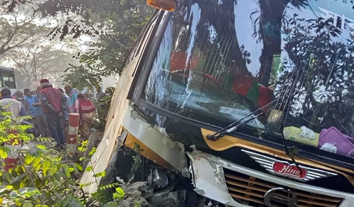 ঢাকা-বরিশাল মহাসড়কে বাসচাপায় ব্যাংকের কর্মকর্তা নিহত