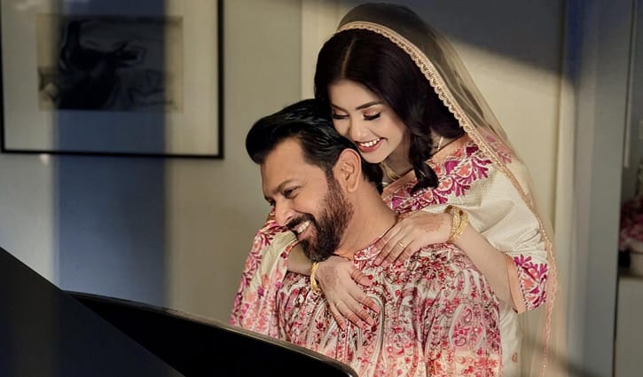 বিচ্ছেদের পর তাহসানের ‘খান’ পদবি মুছে ফেললেন রোজা