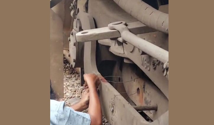 অল্পের জন্য বড় দুর্ঘটনা থেকে রক্ষা পেল ‘মহুয়া এক্সপ্রেস’