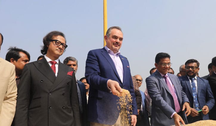 চট্টগ্রাম বন্দরে গমের চালান স্বাগত জানালেন যুক্তরাষ্ট্রের রাষ্ট্রদূত