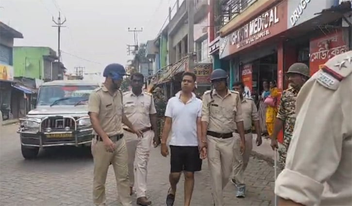 তৃণমূল কংগ্রেসের নেতাকে হাফপ্যান্ট পরিয়ে প্যারেড পুলিশের