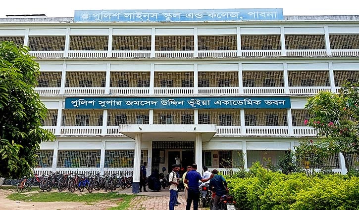 পাবনায় ক্লাস চলাকালে শিক্ষার্থীর মাথায় খুলে পড়ল ফ্যান