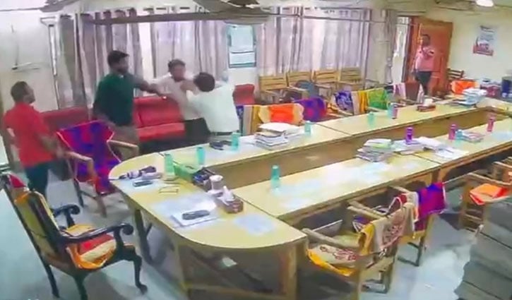 নোয়াখালীতে অধ্যক্ষ-সহাকরী অধ্যাপকের মারামারি, ভিডিও ভাইরাল