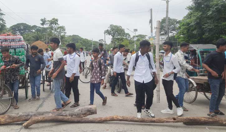 গোপালগঞ্জে কেন্দ্র পরিবর্তনের দাবিতে শিক্ষার্থীদের সড়ক অবরোধ