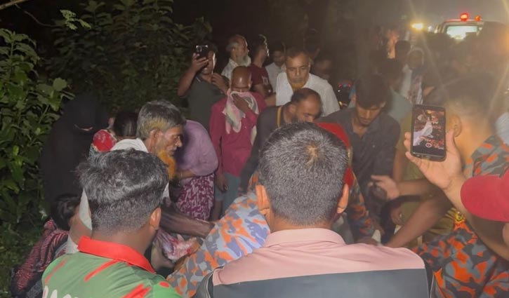 মায়ের কোল থেকে ছিটকে ট্রাকচাপায় শিশুর মৃত্যু, প্রাণ গেল উদ্ধ