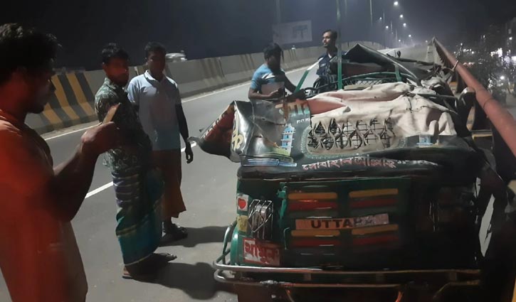 ওভারপাসে প্রাইভেট কারের ধাক্কায় শিশু নিহত, মা-বাবাসহ আহত ৪
