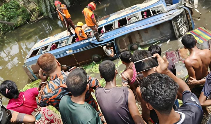 খুলনায় নিয়ন্ত্রণ হারিয়ে বাস পুকুরে, নিহত ১